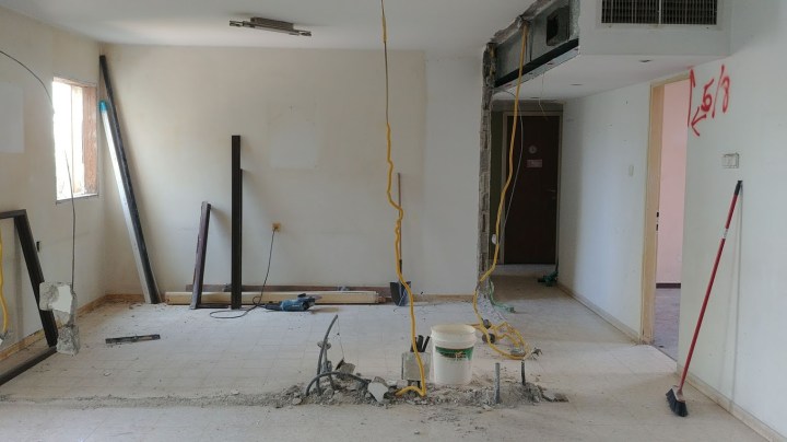 מהשטח-הריסת קיר סלון